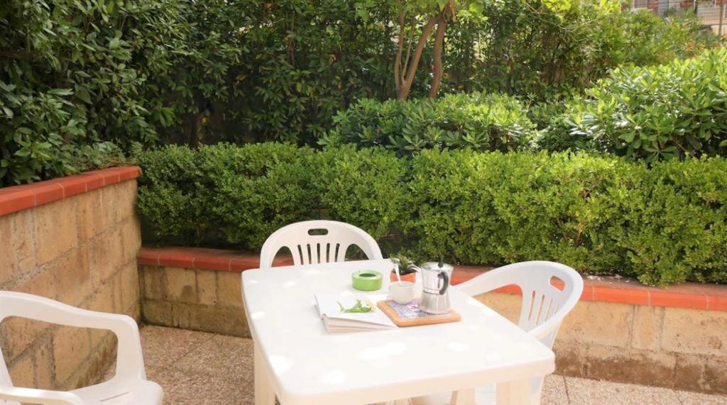 House With Garden And Parking Space In Mergellina Naples Extérieur photo